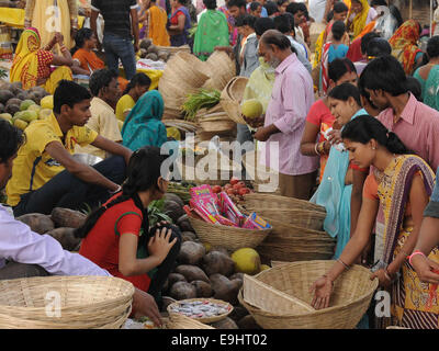 New Delhi, India. 28th Oct, 2014. People buy fruits and handmade bamboo baskets on the eve of Chhath Puja at a market in New Delhi, India, Oct. 28, 2014. The Chhath festival is observed in the eastern part of India, where homage is paid to the sun and water Gods eight days after Diwali, for the longevity and prosperity of family members. Credit:  Partha Sarkar/Xinhua/Alamy Live News Stock Photo