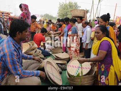 New Delhi, India. 28th Oct, 2014. People buy fruits and handmade bamboo baskets on the eve of Chhath Puja at a market in New Delhi, India, Oct. 28, 2014. The Chhath festival is observed in the eastern part of India, where homage is paid to the sun and water Gods eight days after Diwali, for the longevity and prosperity of family members. Credit:  Partha Sarkar/Xinhua/Alamy Live News Stock Photo