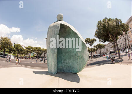 Statua di Papa Giovanni Paolo II. Pope John Paul II Statue at Termini. Stock Photo