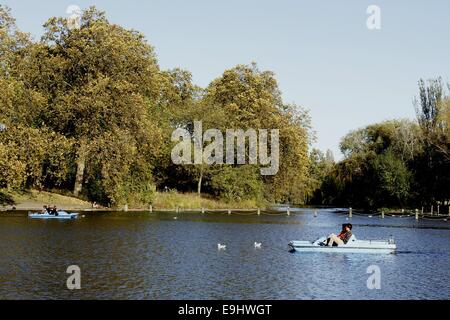 London, UK. 28th October, 2014. 28th October 2014. Tourists enjoy the afternoon sun in Regents park, London, UK Credit:  Ed Brown/Alamy Live News Stock Photo