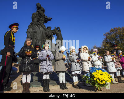 Schoolgirls lay the lamps to the monument. 28th Oct, 2014. -- In Tuesday, October 28, 2014 Kiev cadets and schoolchildren at Babi Yar, held a rally on the 70th anniversary of Ukraine's liberation. Babii Yar tragedy known worldwide. During the Second World War, the Nazis executed here 100 thousand inhabitants of Kiev, mainly Jews. Celebration of Ukraine's liberation from the Nazis passed under the Russian occupation of the Crimea and Eastern Ukraine. © Igor Golovniov/ZUMA Wire/Alamy Live News Stock Photo