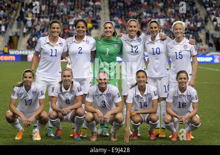 Chester, PA, USA. 24th Oct, 2014. 20141024 - The USA starting 11 pose before a CONCACAF women's World Cup qualifying semi-final match against Mexico at PPL Park in Chester, Pa. Back row: USA defender Ali Krieger (11), USA forward Sydney Leroux (2), USA goalkeeper Hope Solo (1), USA midfielder Lauren Holiday (12), USA midfielder Carli Lloyd (10) and USA midfielder Megan Rapinoe (15). Front row: USA midfielder Tobin Heath (17), USA defender Whitney Engen (6), USA defender Christie Rampone (3), USA forward Christen Press (14) and USA defender Meghan Klingenberg (16) (Credit Image: © Chuck Myers/ Stock Photo