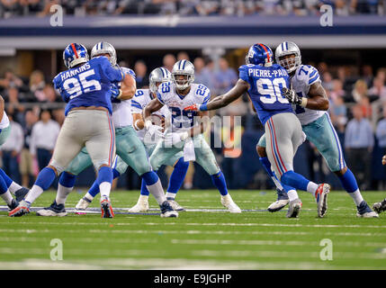 Dallas Cowboys' DeMarco Murray tries to break free from a tackle by ...