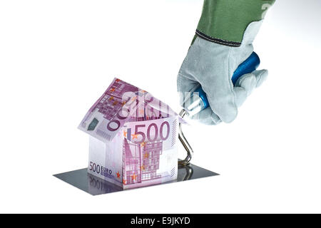 Haus aus 500 Euro Geldscheinen auf einer Arbeiter Kelle Stock Photo