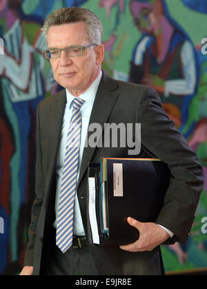 Berlin, Germany. 29th Oct, 2014. German Interior Minister Thomas de Maiziere before the start of a cabinet meeting at the Chancellery in Berlin, Germany, 29 October 2014. Credit:  dpa picture alliance/Alamy Live News Stock Photo