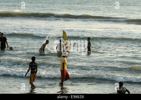 Bangladesh, Cox bazaar 16 October 2014. People gather at Cox's Bazaar Beach in Bangladesh. Stock Photo