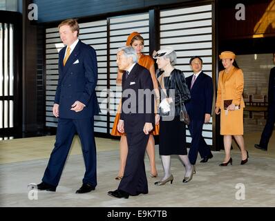 Tokyo, Japan. 29th Oct, 2014. King Willem-Alexander (L-R), Emperor Akihito, Queen Maxima, Empress Michiko, Crown Prince Naruhito and Crown Princess Masako arrive at the Imperial Palace in Tokyo, Japan, 29 October 2014. The Dutch King and Queen visit Japan for an three day state visit from 29 till 31 October. Credit:  dpa picture alliance/Alamy Live News Stock Photo