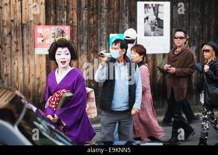 Geisha approaching a famous tea house in the Gion district of Kyoto, Japan. Stock Photo