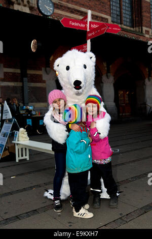 Copenhagen, Denmark. 29th October, 2014. Polar bear in the streets of Copenhagen. Happening organized by World Wildlife Foundation (WWF) in order to point out that global warming displaces the bears. Although these bears has become homeless, the kids loved to meet them. WWF raise the issue because the UN climate panel meeting – also in Copenhagen – next Sunday shall publish it’s Summary Report with recommendation for actions to global leaders Credit:  OJPHOTOS/Alamy Live News Stock Photo