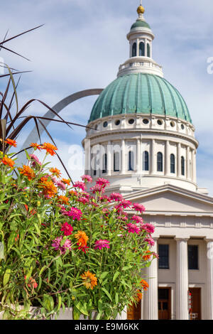 Saint St. Louis Missouri,Old Courthouse,Court House,Gateway Arch,memorial,catenary,fountain,Kiener Plaza,park,flowers,visitors travel traveling tour t Stock Photo