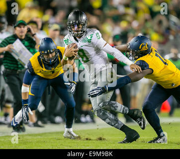 October 24, 2014: Oregon Ducks quarterback Marcus Mariota (8) in action during the NCAA Football game between the Oregon Ducks and the California Golden Bears at Levi's Stadium in Santa Clara, CA. Oregon defeated Cal 59-41. Damon Tarver/Cal Sport Media Stock Photo