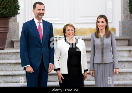 Madrid, Spain. 29th Oct, 2014. King Felipe and Queen Letizia of Spain receive the President of the Republic of Chile, Ms. Michelle Bachelet, at the Palacio de la Zarzuela, Madrid on October 29, 2014. Credit:  dpa picture alliance/Alamy Live News Stock Photo