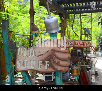 Hand sign pointing the way to antiques and secondhand items Stock Photo