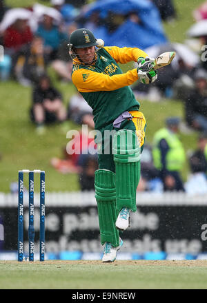 Hamilton, New Zealand. 27th Oct, 2014. South Africa captain AB de Villers gets into an awkward position playing a short ball from New Zealand's Tim Southee during the ANZ One Day International Series, NZ v South Africa at Seddon Park, Hamilton, New Zealand © Action Plus Sports/Alamy Live News Stock Photo