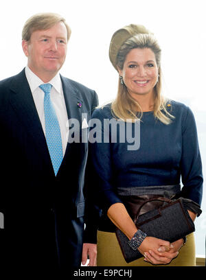 Tokyo, Japan. 31st Oct, 2014. King Willem-Alexander and Queen Maxima of The Netherlands attend the Food & Agribusiness conference at the Toranomon Hills Forum in Tokyo, Japan, 31 October 2014. The Dutch King and Queen visit Japan for an three day state visit from 29 till 31 October. © dpa picture alliance/Alamy Live News Credit:  dpa picture alliance/Alamy Live News Stock Photo