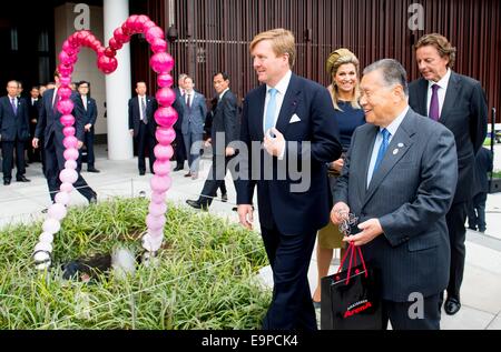 Tokyo, Japan. 31st Oct, 2014. King Willem-Alexander (L) and Queen Maxima of The Netherlands with former Japanese Prime Minister Yoshiro Mori (R), who became the Tokyo 2020 organizing committee's chairman, attend the Food & Agribusiness conference at the Toranomon Hills Forum in Tokyo, Japan, 31 October 2014. The Dutch King and Queen visit Japan for an three day state visit from 29 till 31 October. © dpa picture alliance/Alamy Live News Credit:  dpa picture alliance/Alamy Live News Stock Photo