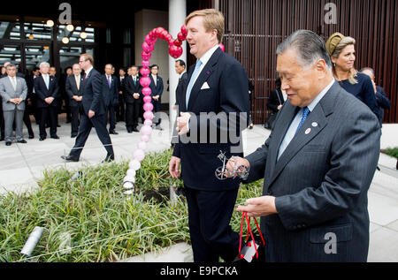 Tokyo, Japan. 31st Oct, 2014. King Willem-Alexander (L) and Queen Maxima of The Netherlands with former Japanese Prime Minister Yoshiro Mori (R), who became the Tokyo 2020 organizing committee's chairman, attend the Food & Agribusiness conference at the Toranomon Hills Forum in Tokyo, Japan, 31 October 2014. The Dutch King and Queen visit Japan for an three day state visit from 29 till 31 October. Credit:  dpa picture alliance/Alamy Live News Stock Photo