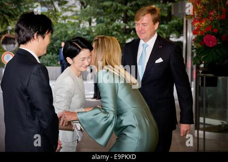 Tokyo, Japan. 31st Oct, 2014. King Willem-Alexander und Queen Maxima of The Netherlands greet Japan's Prinz Naruhito and Princess Kiko during a farewell call by Japan's royal couple in Tokyo, Japan, 31 October 2014. The Dutch King and Queen visit Japan for an three day state visit from 29 till 31 October. Credit:  dpa picture alliance/Alamy Live News Stock Photo