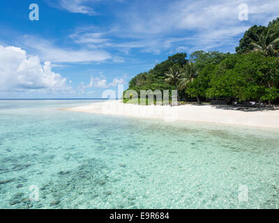 The white sand and turquoise coloured waters of idyllic Pulau Sipadan island in Sabah, East Malaysia. Stock Photo