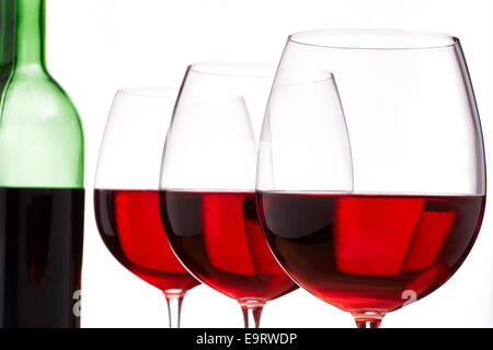 Rotweingläser und Flasche