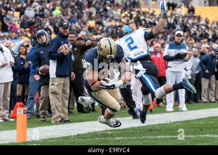 Pittsburgh, Pennsylvania, USA. 1st Nov, 2014. Pittsburgh TE J.P. HOLTZ (86) dives into the end zone to score a on an 11-yard touchdown during the second quarter of the game between the Duke Blue Devils and the Pittsburgh Panthers played at Heinz Field in Pittsburgh, Pennsylvania. © Frank Jansky/ZUMA Wire/Alamy Live News Stock Photo