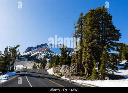 Lassen Peak Highway above the snow line in late May, Lassen Volcanic National Park, Cascade Range, Northern California, USA Stock Photo