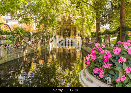 people taking a break at the medici-fountain in the luxembourg gardens,  paris, ile de france, france Stock Photo