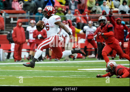 Piscataway, New Jersey, USA. 1st Nov, 2014. Wisconsin running back, COREY CLEMENT (6), breaks free from the Rutgers defense on his way to a second quarter touchdown. Credit:  Joel Plummer/ZUMA Wire/Alamy Live News Stock Photo