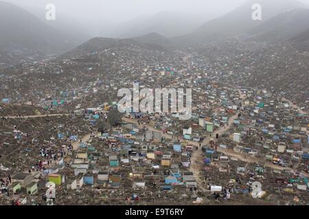 Lima, Peru. 1st Nov, 2014. Residents visit the tombs of their loved ones, commemorating All Saints Day, in the New Hope Cemetery of Lima, Peru, on Nov. 1, 2014. Credit:  Luis Camacho/Xinhua/Alamy Live News Stock Photo