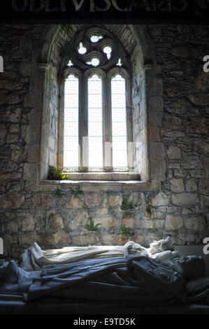 White marble tombs of DUKe and Duchess of Argyll, George Douglas VIII eighth DUKe and wife Ina, inside Iona Abbey on Isle of Ion Stock Photo