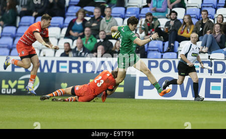 Reading, UK. 01st Nov, 2014. LV Cup Rugby. London Irish versus Leicester Tigers. Ross Neal is half stopped by Jack Roberts. Credit:  Action Plus Sports/Alamy Live News Stock Photo