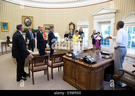 President Barack Obama meets with senior staff in the Oval Office, Aug. 28, 2014. Standing from left are: Steve Ricchetti, Chief Stock Photo