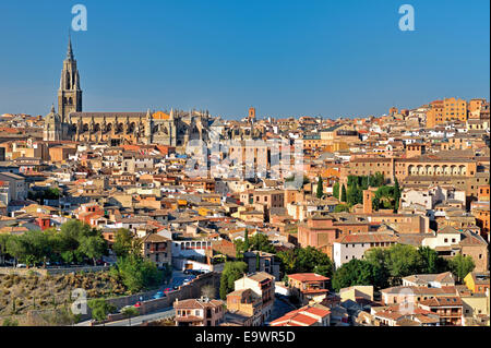 Spain, Castilla-La Mancha: View to the historic town of Toledo