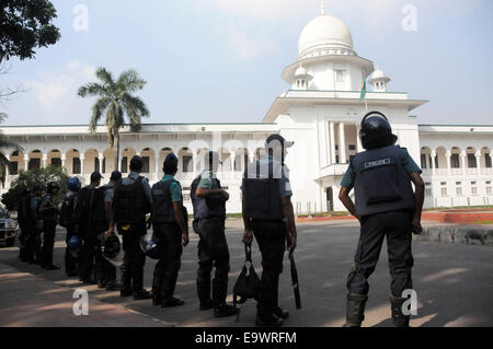 Dhaka, Bangladesh. 3rd Nov, 2014. Police stand guard in front of the supreme court during a countrywide 72-hour strike enforced by Bangladeshi largest Islamist party Jamaat-e-Islami demanding the release of their party leader in Dhaka, Bangladesh, Nov. 3, 2014. Last week, Jamaat called for the 72 hour-hartal for Thursday ( Oct. 30), Sunday (Nov. 2) and Monday (Nov. 3) after the International Crimes Tribunal-1 handed down death penalty to its chief Motiur Rahman Nizami. © Shariful Islam/Xinhua/Alamy Live News Stock Photo