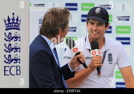 Cricket - Alastair Cook is interviewed by Channel Five's Mark Nicholas after England win the Test series against India in 2014 Stock Photo