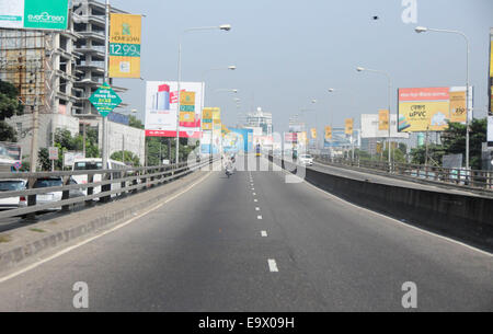 Dhaka, Bangladesh. 3rd Nov, 2014. Road is nearly empty during a countrywide 72-hour strike enforced by Bangladeshi largest Islamist party Jamaat-e-Islami demanding the release of their party leader in Dhaka, Bangladesh, Nov. 3, 2014. Bangladesh's largest Islamist party called 72-hour countrywide strike protesting the court verdict that sentenced its chief Motiur Rahman Nizami death penalty for war crimes. © Shariful Islam/Xinhua/Alamy Live News Stock Photo