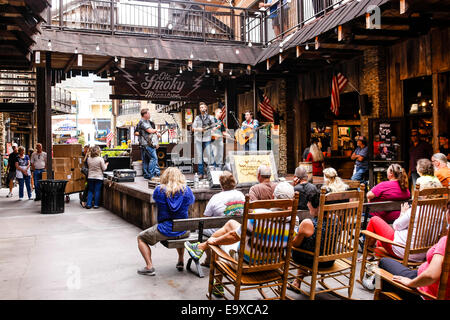 Old SMokey Mountain traditional Country music group of musicians entertain people at the moonshine  shopping complex in Gatlinbu Stock Photo