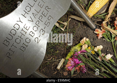 Clear Lake, IOWA, USA. 5th Oct, 2014. Flowers at a memorial at the spot where the plane carrying Buddy Holly, Ritchie Valens and J.P. ''The Big Bopper'' Richardson crashed killing all aboard on Feb. 3, 1959, North of Clear Lake, Iowa. The three young singers were in a single-engine aircraft flying in a light snowstorm in 1959 when the pilot apparently lost control. Holly decided to fly because his tour bus was having heating problems. © Kevin E. Schmidt/ZUMA Wire/Alamy Live News Stock Photo