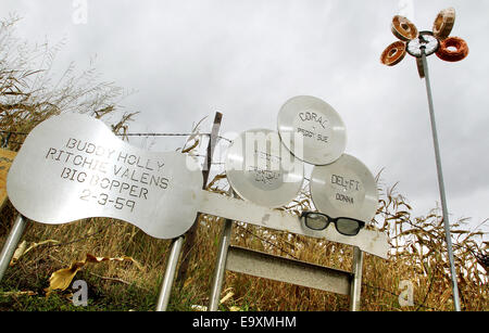 Clear Lake, IOWA, USA. 5th Oct, 2014. A memorial at the spot where the plane carrying Buddy Holly, Ritchie Valens and J.P. ''The Big Bopper'' Richardson crashed killing all aboard on Feb. 3, 1959, North of Clear Lake, Iowa. The three young singers were in a single-engine aircraft flying in a light snowstorm in 1959 when the pilot apparently lost control. Holly decided to fly because his tour bus was having heating problems. © Kevin E. Schmidt/ZUMA Wire/Alamy Live News Stock Photo