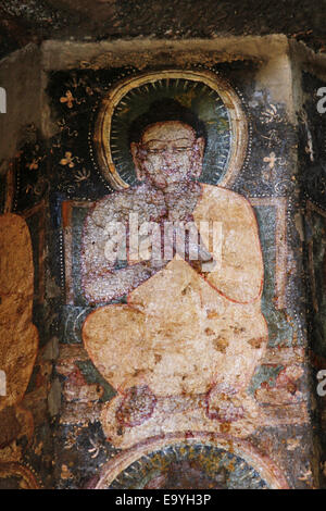 Cave 10: Paintings on Pillars. Buddha images in teaching attitude and lotus medallions Ajanta Caves, Aurangabad, Maharashtra Stock Photo