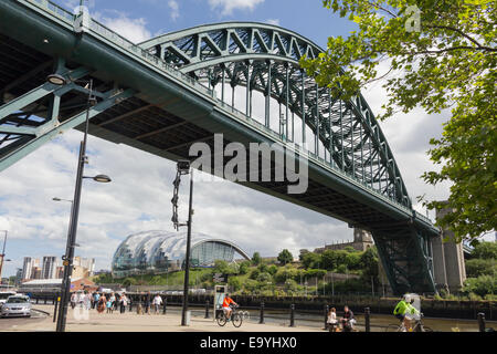 Newcastle Tyne Bridge, dating from 1928, towering over  the revitalised Quayside area and framing the postmodern Sage Centre. Stock Photo