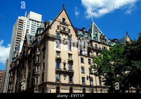 NYC:  The legendary Dakota Apartments constructed between 1880-84 is a NYC landmarked luxury building on Central Park West Stock Photo