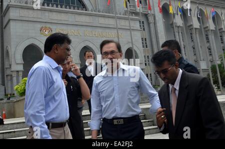 Malaysian opposition leader Anwar Ibrahim leaves the Putrajaya Federal courthouse to offer Friday prayers. (Photo by Asyraf Rasid / Pacific Press) Stock Photo