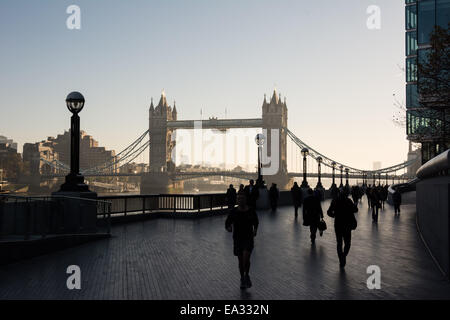 London, UK. 6th Nov, 2014.  The falling UK temperatures herald winter is coming as London wakes to a frosty Autumnal morning.  Credit:  Patricia Phillips/Alamy Live News Stock Photo