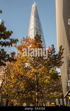 London, UK. 6th Nov, 2014.  The falling UK temperatures herald winter is coming as London wakes to a frosty Autumnal morning. The city is covered in golden mist as the sunrises. Credit:  Patricia Phillips/Alamy Live News Stock Photo