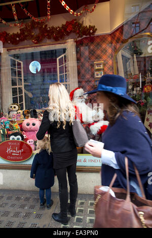 London, UK. 6th November, 2014. Hamleys unveils Christmas windows, Regent Street. A mother and child look at the Christmas display in the Hamleys toy store window ahead of Christmas, London, UK Credit:  Jeff Gilbert/Alamy Live News Stock Photo