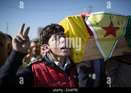 Suruc, Turkey. 06th Nov, 2014. People carry coffins of People's Protection Units, or YPG, fighter killed during fighting with Islamic State forces in the Syrian town of Kobane, during a funeral in Suruc, near the Turkey-Syria border, November 6, 2014. Credit:  Konstantinos Tsakalidis/Alamy Live News Stock Photo