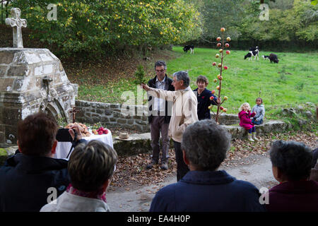 Cérémonie de l'arbre à pommes  à la Fontaine Blanche Plougastel-Daoulas Brittany France The ceremony of the « apple Tree » Stock Photo