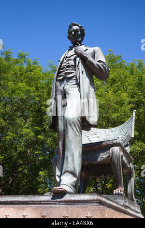 CHICAGO,USA-JULY 12,2013: Abraham Lincoln statue in park Chicago Stock Photo