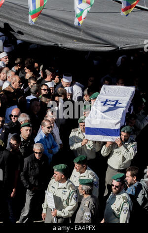 Jerusalem. 6th Nov, 2014. Israeli border policemen carry the coffin of their comrade Jaddan Assad during his funeral in his northern home village of Beit Jann, on Nov. 6, 2014. A Palestinian rammed his vehicle into pedestrians at a light rail station in East Jerusalem on Wednesday, killing the Israeli police officer and wounding 13 others. © JINI/Xinhua/Alamy Live News Stock Photo